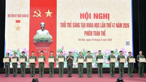 Vinh danh khen thưởng nhiều cá nhân tiêu biểu trong nghiên cứu khoa học.