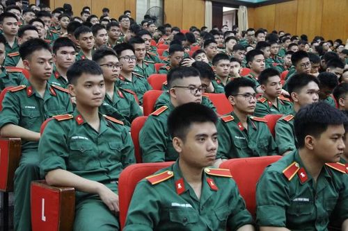 Học viên, sinh viên Học viện Kỹ thuật Quân tham dự hội nghị.