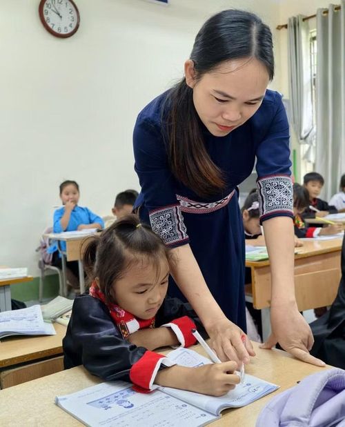 Cô, trò Trường TH&amp;THCS Đồng Văn, xã miền núi Hoành Mô.