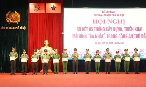 Công an TP Hà Nội khen thưởng nhiều tập thể, cá nhân có thành tích xuất sắc trong đợt thi đua “Ba nhất”.