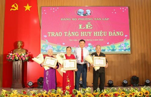 Ông Vũ Văn Hưng trao Huy hiệu 60 năm tuổi Đảng cho các đảng viên. (Ảnh: Thành Tâm)
