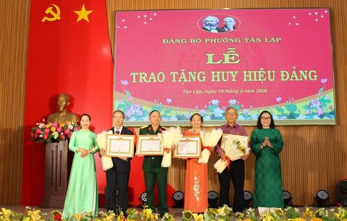 Lãnh đạo Đảng ủy phường Tân Lập trao Huy hiệu 50 năm tuổi Đảng cho các đảng viên. (Ảnh: Thành Tâm)