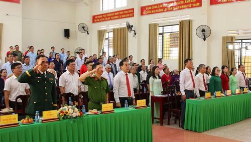 Đại biểu dự tại buổi lễ trao Huy hiệu Đảng của phường Tân Lập. (Ảnh: Thành Tâm)