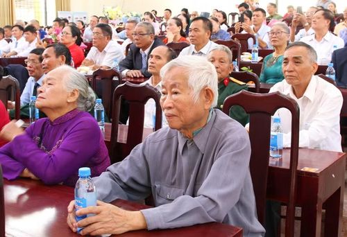 Cụ Hồ Phi Thức (SN 1936) tại buổi lễ trao Huy hiệu Đảng của phường Tân Lập. (Ảnh: Thành Tâm)