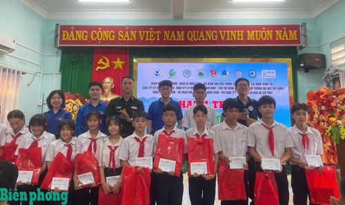 Các đơn vị trao tặng quà cho các em học sinh vượt khó học giỏi trên địa bàn. Ảnh: Thanh Bình