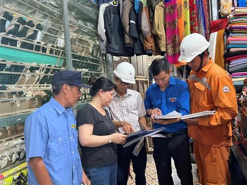 Nhân viên điện lực hướng dẫn người dân dùng điện an toàn, tiết kiệm trong mùa nắng nóng.