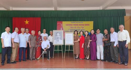 Trường THCS Kim Liên tổ chức Lễ đón nhận bức ảnh chân dung Bác Hồ