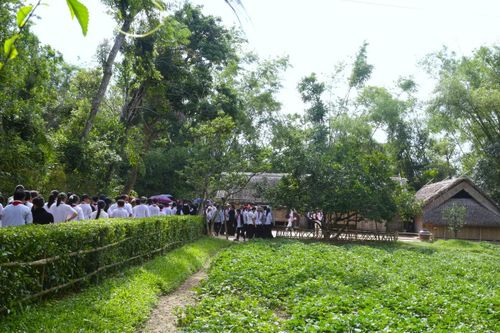 Du khách về thăm Làng Sen