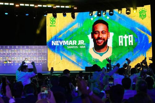 Người hâm mộ Brazil ăn mừng khi Neymar được xướng tên. Ảnh: AP