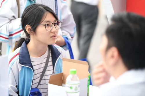 Thí sinh tìm hiểu thông tin tuyển sinh đại học 2026. Ảnh: Dương Triều
