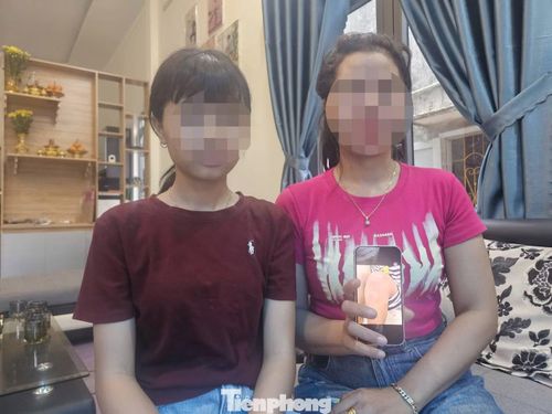 Em H.A.V. (bên trái) kể lại sự việc bên cạnh mẹ ruột.