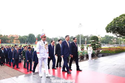 Tổng Bí thư, Chủ tịch nước Tô Lâm và các đại biểu vào Lăng viếng Chủ tịch Hồ Chí Minh.