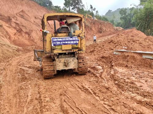 Lực lượng chức năng đang tích cực khắc phục sạt lở.