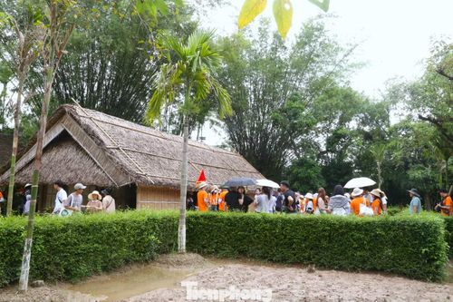 Ngôi nhà tranh ba gian được dựng năm 1883 bởi cụ Hoàng Xuân Đường - ông ngoại của Bác Hồ. Vượt qua những quan niệm khắt khe của lễ giáo phong kiến, cụ đã gả con gái là bà Hoàng Thị Loan cho học trò nghèo Nguyễn Sinh Sắc và cắt đất dựng nhà cho đôi vợ chồng trẻ sinh sống.