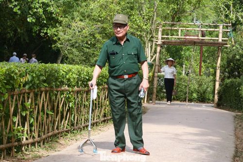 Cựu chiến binh Lê Văn Khất (73 tuổi, trú tỉnh Bắc Ninh), chia sẻ: “Khi tận mắt chứng kiến những vật dụng đơn sơ nơi Bác sinh ra, tôi cảm nhận rõ hơn về cội nguồn đã hun đúc nên tinh thần yêu nước và nhân cách lớn lao của Chủ tịch Hồ Chí Minh”.