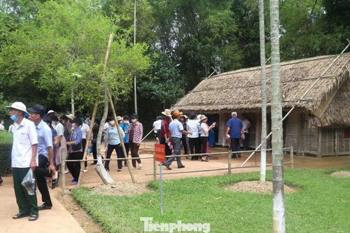 Sau hơn một thế kỷ, nhiều hiện vật trong ngôi nhà vẫn được gìn giữ gần như nguyên vẹn như chiếc khung cửi, rương gỗ, đĩa dầu lạc hay chiếc võng tuổi thơ. Những vật dụng bình dị ấy không chỉ tái hiện cuộc sống của một gia đình nhà nho nghèo cuối thế kỷ XIX mà còn góp phần lý giải cội nguồn hình thành nhân cách lớn của vị lãnh tụ vĩ đại - Chủ tịch Hồ Chí Minh.