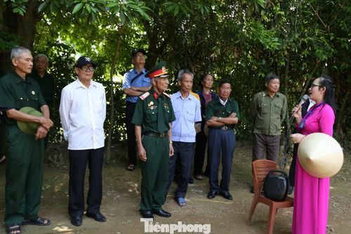 Bên mái nhà tranh đơn sơ, du khách lắng nghe thuyết minh về cuộc đời của Chủ tịch Hồ Chí Minh.