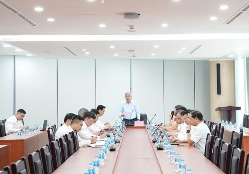 Tổng giám đốc Vũ Anh Tuấn chủ trì hội nghị tại Trung tâm ĐHSX Quảng Ninh.
