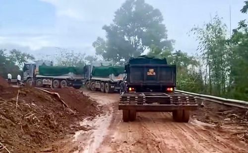 Xe nối dài trên đèo Gia Bắc.