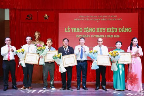 Lãnh đạo TPHCM trao Huy hiệu Đảng cho các đảng viên cao tuổi đảng.