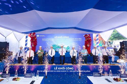 Các đại biểu thực hiện nghi thức khởi công dự án.