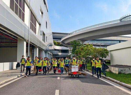 Việc dọn dẹp vệ sinh được đoàn viên thanh niên Cảng Hàng không quốc tế Tân Sơn Nhất tăng cường.