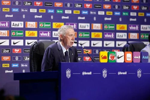 HLV Ancelotti trong buổi công bố danh sách Brazil. Ảnh: CBF