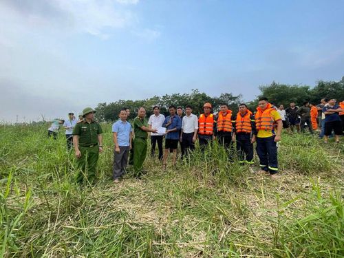 Đại diện Công an tỉnh Phú Thọ trao tặng tiền thưởng cho ông Trương Hữu Khoa. Ảnh: CACC