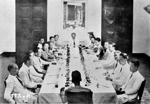 Tháng 9/1945, tại Bắc Bộ phủ, Chủ tịch Chính phủ lâm thời Hồ Chí Minh tiếp Hoàng thân Souphanouvong của Lào đang làm việc tại Việt Nam và cựu Hoàng đế Bảo Đại ra nhận trách nhiệm cố vấn của Chủ tịch Chính phủ. (Ảnh: Tư liệu TTXVN)