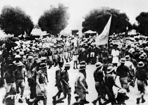 Ngày 14/8/1945, Tổng bộ Việt Minh ra lời Hiệu triệu quốc dân đồng bào nêu rõ: “Phátxít Nhật đã đầu hàng Đồng Minh, quân đồng minh sắp vào Đông Dương, giờ Tổng khởi nghĩa đã điểm. Trước cơ hội có một không hai, toàn thể dân tộc ta phải đem hết lực lượng, dùng hết can đảm, bao quanh đạo quân Giải phóng Việt Nam, mang xương máu ra đánh đuổi giặc Nhật, đổi lấy tự do, hạnh phúc cho nhân dân.” Trong ảnh: Ngày 14/8/1945, đội du kích Ba Tơ tiến về thị xã Quảng Ngãi, cùng nhân dân khởi nghĩa giành chính quyền. (Ảnh: Tư liệu TTXVN)
