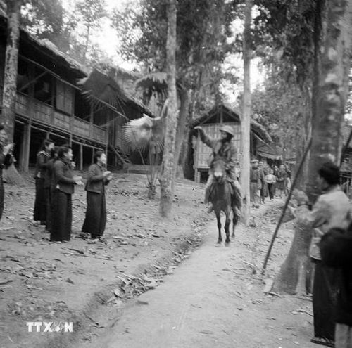 Các đại biểu dự Đại hội toàn quốc thống nhất Việt Minh-Liên Việt chào mừng Chủ tịch Hồ Chí Minh đến dự Đại hội (1951). (Ảnh: TTXVN)