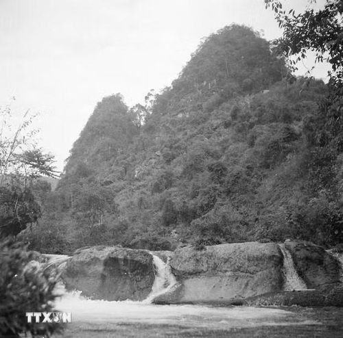 Một phần trong an toàn khu căn cứ cách mạng ở Cao Bằng, nơi có hang Pác Bó là nơi ở và làm việc của đồng chí Nguyễn Ái Quốc. (Ảnh: TTXVN)