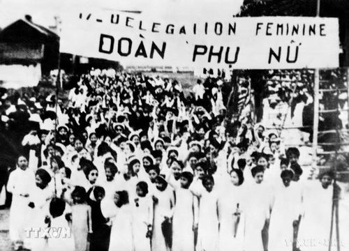Phụ nữ Hà Nội tham gia mít tinh mừng ngày Quốc tế Lao động 1/5, tại Khu Đấu xảo (tháng 5/1938) trong Cao trào cách mạng đòi dân sinh, dân chủ (1936-1939). (Ảnh: Tư liệu TTXVN)