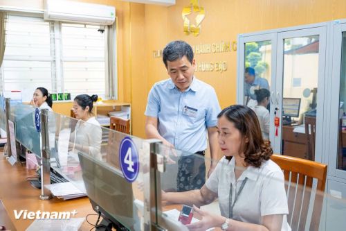 Đa phần người dân ủng hộ việc tinh gọn bộ máy và giảm tầng nấc trung gian trong bộ máy hành chính. (Ảnh: PV/Vietnam+)