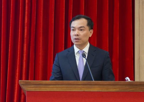 Phó giáo sư, tiến sỹ Nguyễn Mạnh Hùng, Phó Giám đốc Học viện Chính trị quốc gia Hồ Chí Minh, Phó Chủ tịch Hội đồng Lý luận Trung ương nhấn mạnh cần một sự chuyển đổi từ tư duy "cơ quan nhà nước có thủ tục gì thì người dân làm theo thủ tục đó" sang tư duy "người dân cần giải quyết vấn đề gì thì chính quyền thiết kế hành trình phục vụ tương ứng". (Ảnh: PV/Vietnam+)