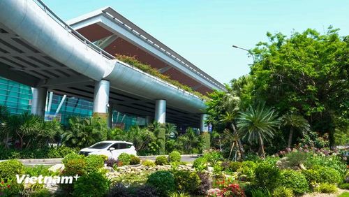 Không gian được thiết kế theo lối kiến trúc vị nhân sinh của nhà ga T2, Cảng hàng không quốc tế Đà Nẵng. (Ảnh: Thanh Phong/Vietnam+)