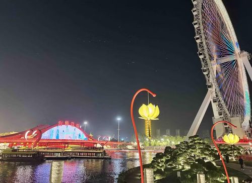 Đèn lồng đỏ rực rỡ và hệ thống kênh rạch thơ mộng trở thành điểm nhấn của Phố cổ Hà Đầu. (Ảnh: Công Tuyên/TTXVN)
