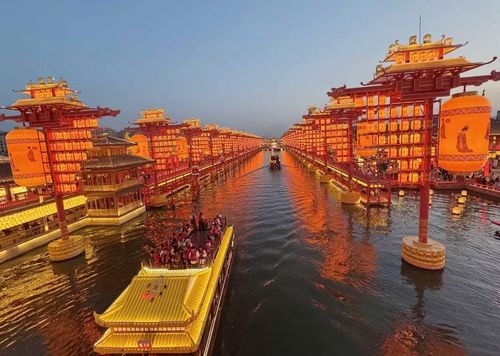 Đèn lồng đỏ rực rỡ và hệ thống kênh rạch thơ mộng trở thành điểm nhấn của Phố cổ Hà Đầu. (Ảnh: Công Tuyên/TTXVN)