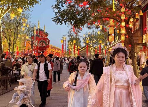 Vào thời điểm cao điểm về du lịch, mỗi ngày Phố cổ Hà Đầu thu hút khoảng 133.000 lượt khách du lịch. (Ảnh: Công Tuyên/TTXVN)