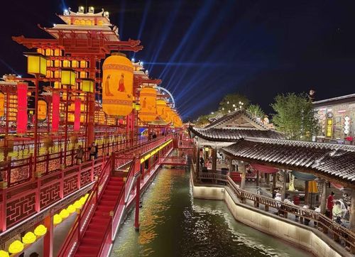 Đèn lồng đỏ rực rỡ và hệ thống kênh rạch thơ mộng trở thành điểm nhấn của Phố cổ Hà Đầu. (Ảnh: Công Tuyên/TTXVN)