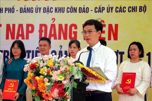 Ông Chu Thế Hùng, đại diện cấp ủy Chi bộ phát biểu giao nhiệm vụ cho đảng viên trẻ.