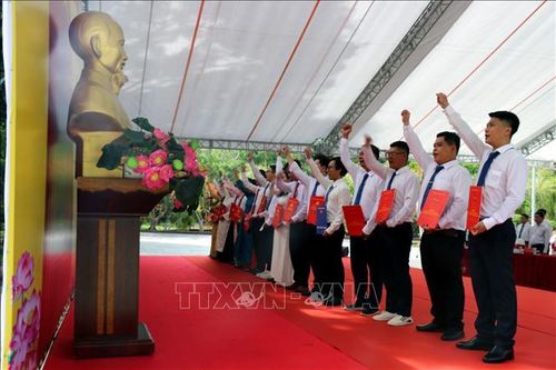 Đảng viên trẻ tuyên thệ tại lễ kết nạp Đảng dịp 19/5 ở Nghĩa trang Hàng Dương, Côn Đảo, TP. Hồ Chí Minh.