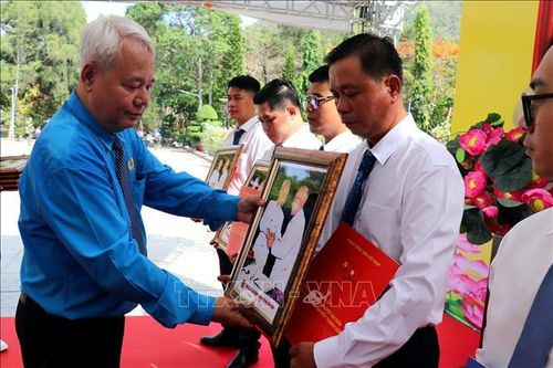 Ông Võ Khắc Thái, Phó Chủ tịch thường trực LĐLĐ TP. Hồ Chí Minh, tặng tranh Chủ tịch Hồ Chí Minh với Chủ tịch Tôn Đức Thắng cho đảng viên trẻ tại lễ kết nạp Đảng dịp 19/5 ở Nghĩa trang Hàng Dương, Côn Đảo.