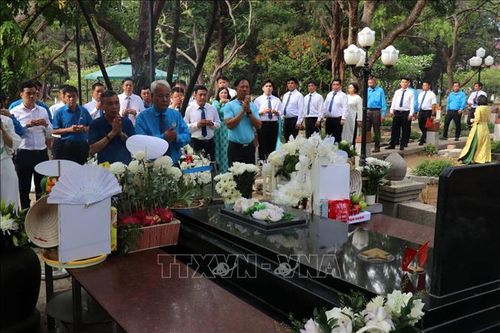 Đảng viên trẻ viếng, dâng hương Anh hùng liệt sĩ Võ Thị Sáu tại Nghĩa trang Hàng Dương, Côn Đảo, TP. Hồ Chí Minh.