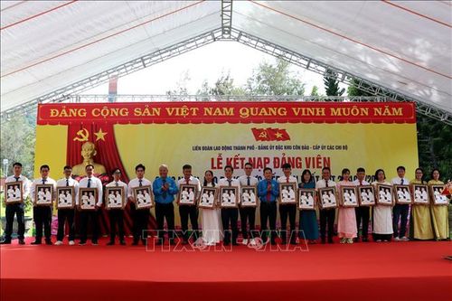Ông Võ Khắc Thái, Phó Chủ tịch thường trực LĐLĐ TP. Hồ Chí Minh, tặng tranh Chủ tịch Hồ Chí Minh với Chủ tịch Tôn Đức Thắng cho đảng viên trẻ tại lễ kết nạp Đảng dịp 19/5 ở Nghĩa trang Hàng Dương, Côn Đảo.