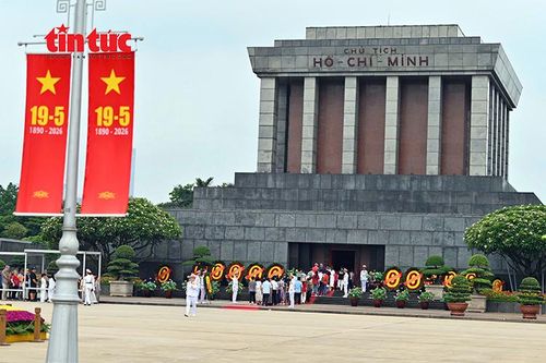 Khu vực Lăng Chủ tịch Hồ Chí Minh được trang hoàng cờ hoa nhân kỷ niệm 136 năm Ngày sinh nhật Bác.