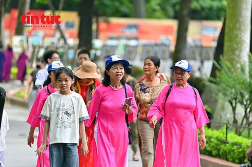 Du khách tham quan, trải nghiệm không gian xanh trong khuôn viên Khu di tích Chủ tịch Hồ Chí Minh.