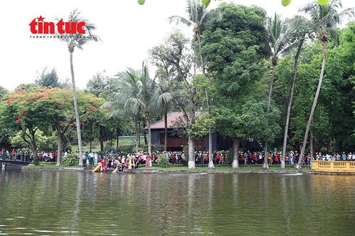 Người dân tham quan không gian lưu niệm, tìm hiểu cuộc sống giản dị của Chủ tịch Hồ Chí Minh.