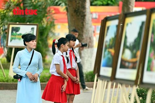 Các em học sinh tham quan, tìm hiểu tư liệu, hình ảnh về cuộc đời và sự nghiệp của Chủ tịch Hồ Chí Minh.