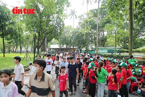Dòng người tiếp tục đổ về Khu Di tích, tạo nên không khí đông đúc trong ngày kỷ niệm 19/5.